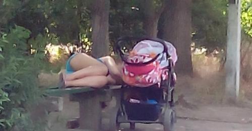 Парк, включила фонарик и увидела спящую на скамейке девушку, а рядом детскую коляску