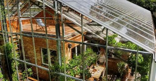 Семье в Швеции надоела зима в полгода и они построили свой дом внутри теплицы с растениями