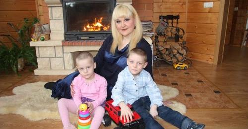 7 лет назад, Маргарита Суханкина, певица из группы «Мираж» усыновила 2-х деток из детдома