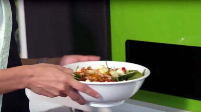 «Вкусней, чем у бабушки»: новый робот-автомат делает свежие салаты всего за пару минут