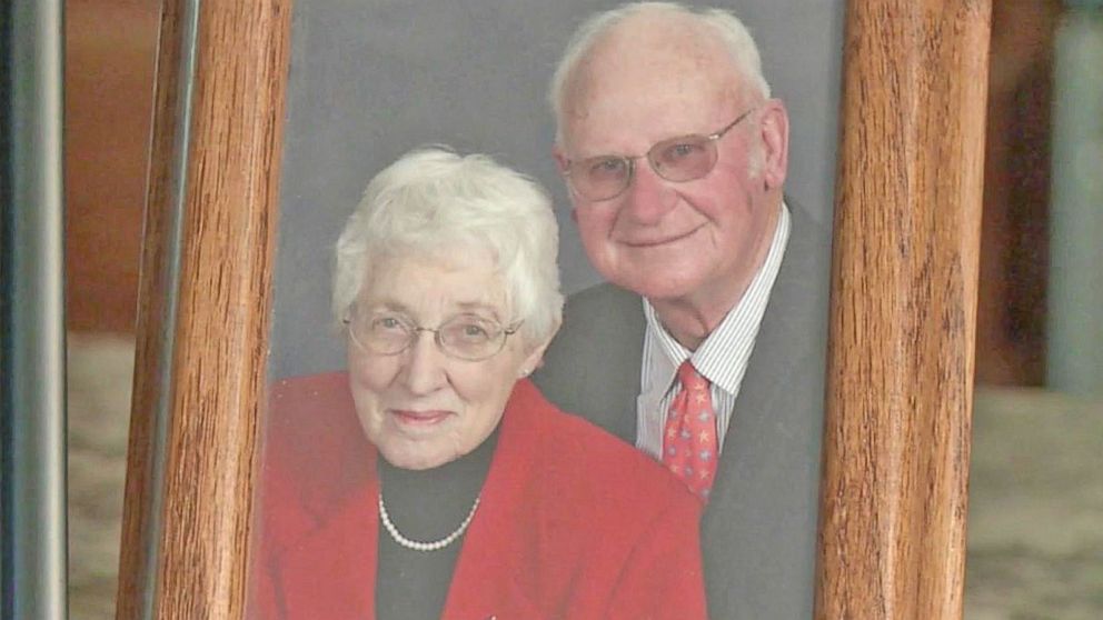 После 63 лет брака супруги умерли с разницей в несколько минут. Но потом их сын заметил кое что очень странное…