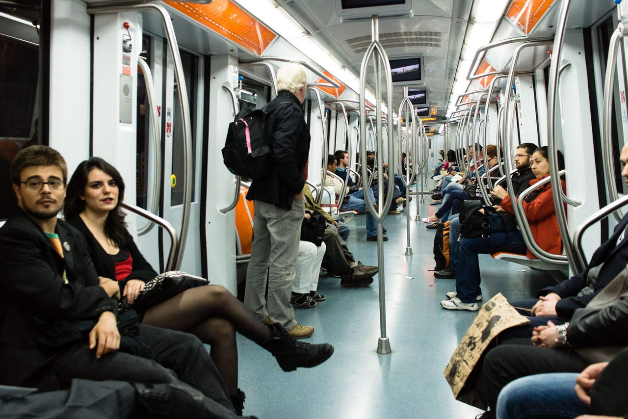 Чел в метро. Люди в вагоне метро. Вагон метро. Вагон метро пассажиры сидят. Фотосессия в метро.