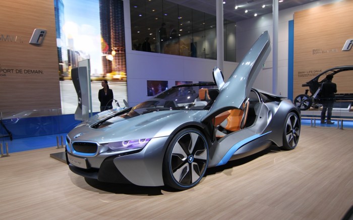 Долгожданный BMW i8 Spyder готовится выйти на дороги