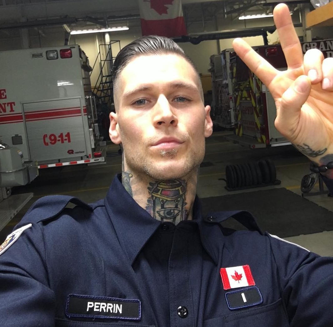  «Тушите меня семеро» — соцсети в восторге от канадского пожарного в плавках
