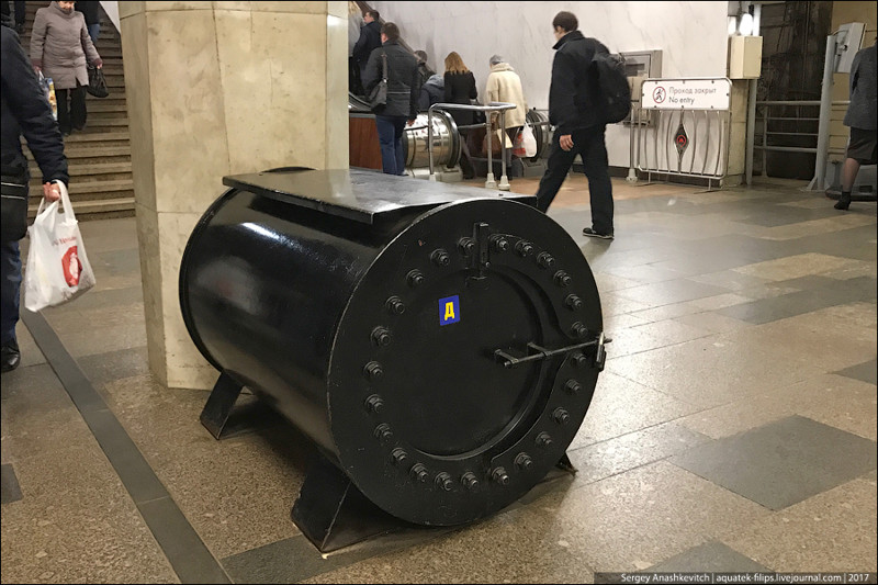 Тайна черных контейнеров, которые стоят в метро